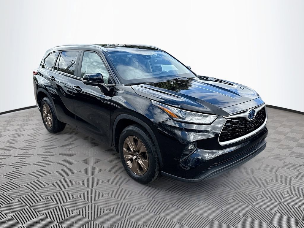 Used 2023 Toyota Highlander Bronze Edition FWD image 4