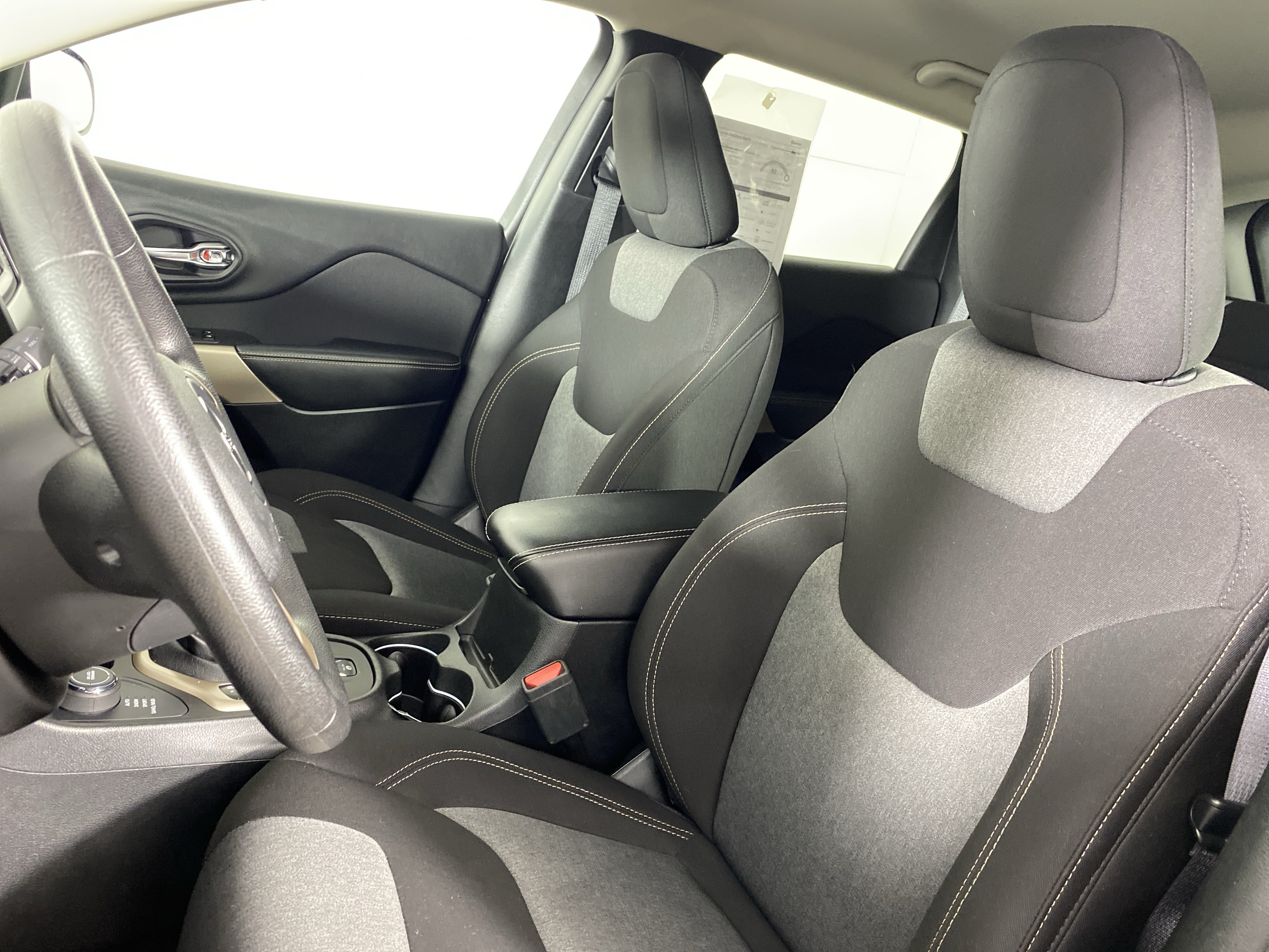 Used 2018 Jeep Cherokee Latitude w/ Safety Group AWD/4WD image 15