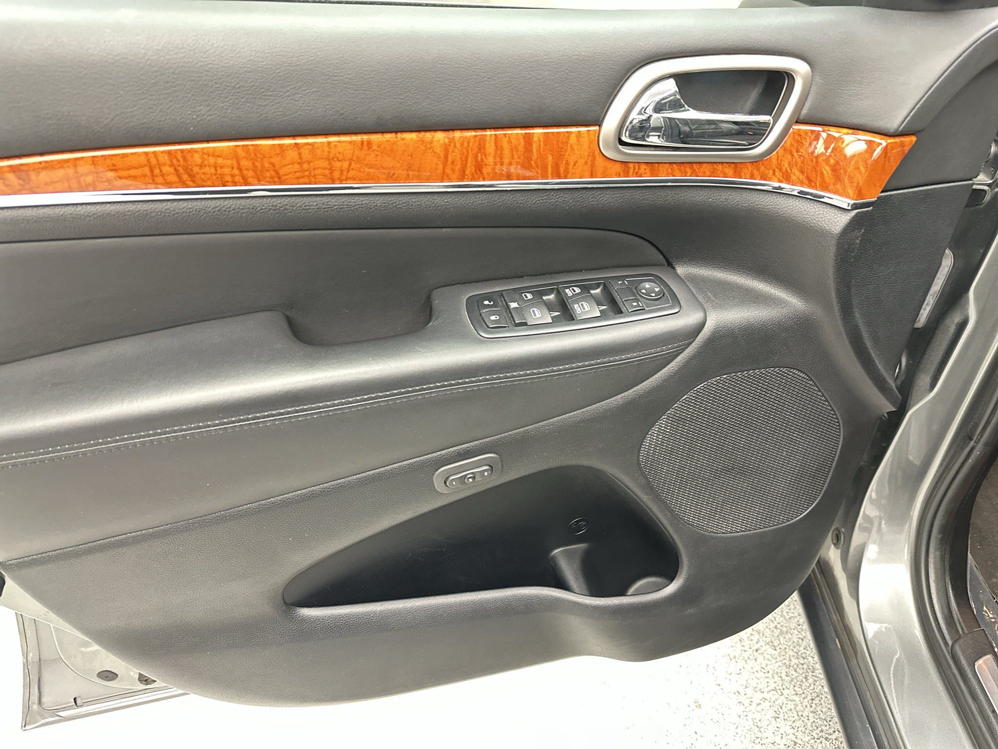 Used 2013 Jeep Grand Cherokee Overland AWD/4WD image 2
