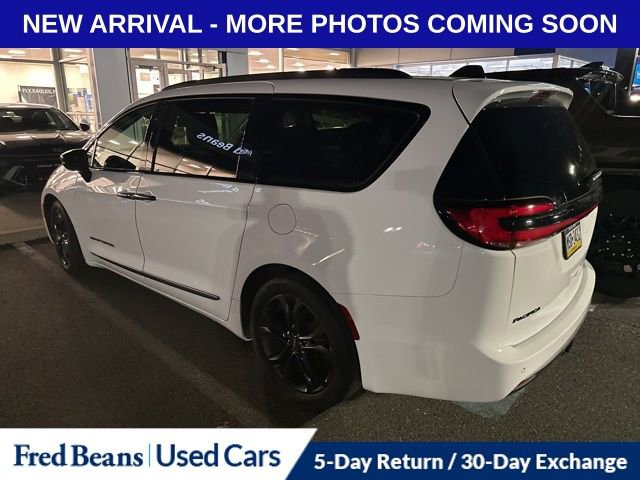 Used 2024 Chrysler Pacifica Touring-L w/ Road Tripper Package image 6