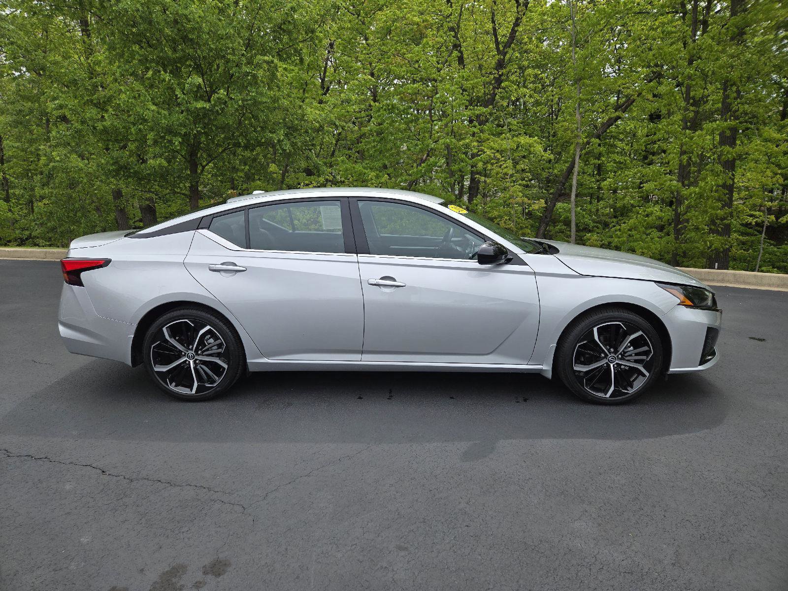 Used 2025 Nissan Altima 2.5 SR FWD image 2