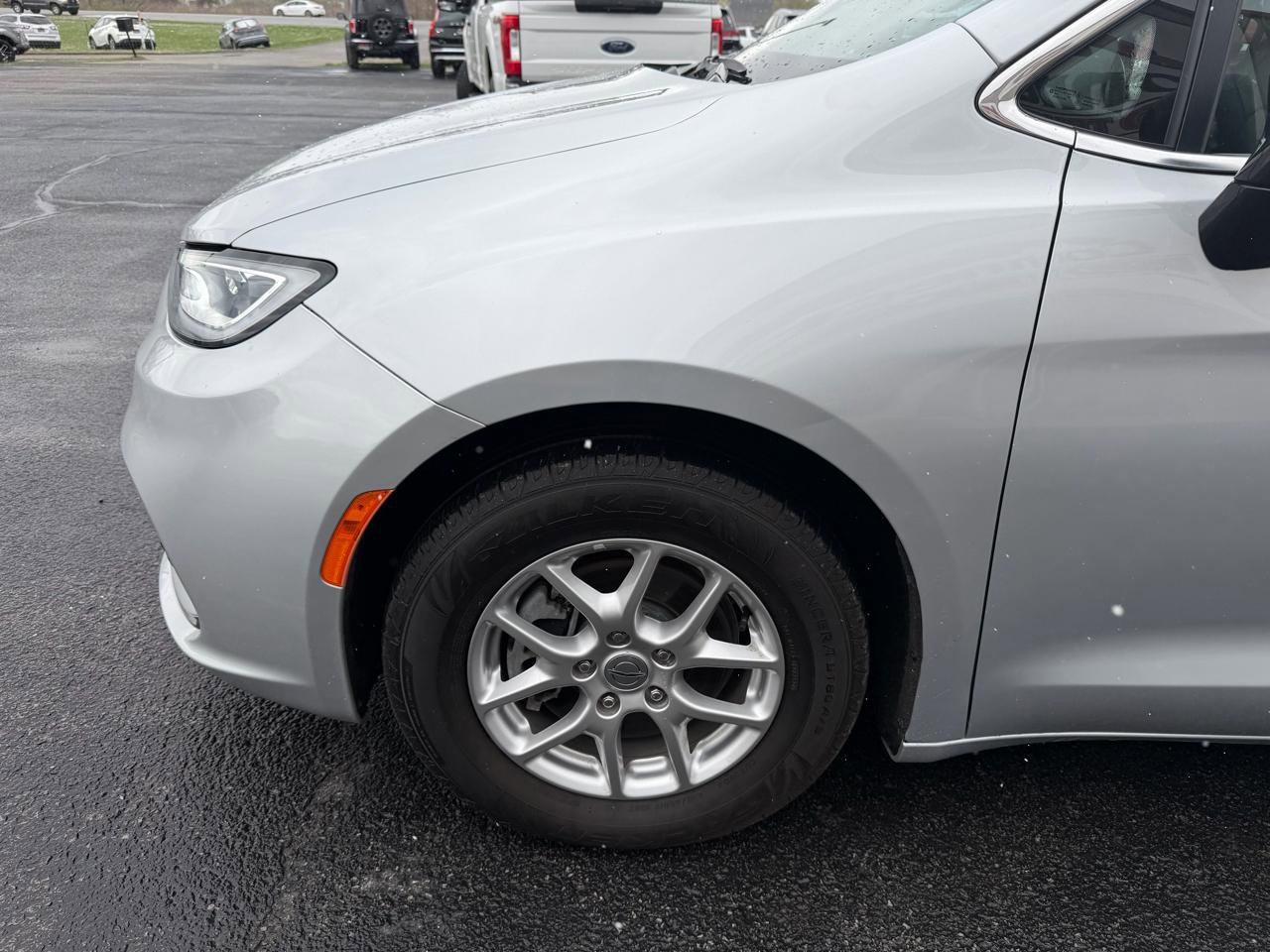 Used 2024 Chrysler Pacifica Touring-L image 11