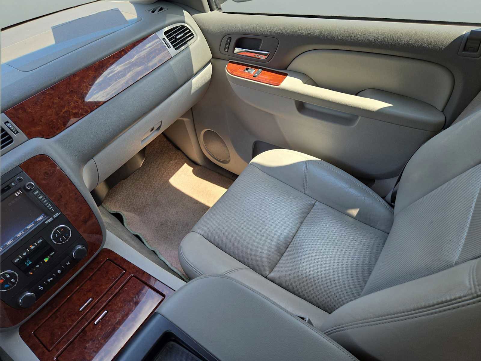 Used 2014 Chevrolet Tahoe LTZ RWD image 15