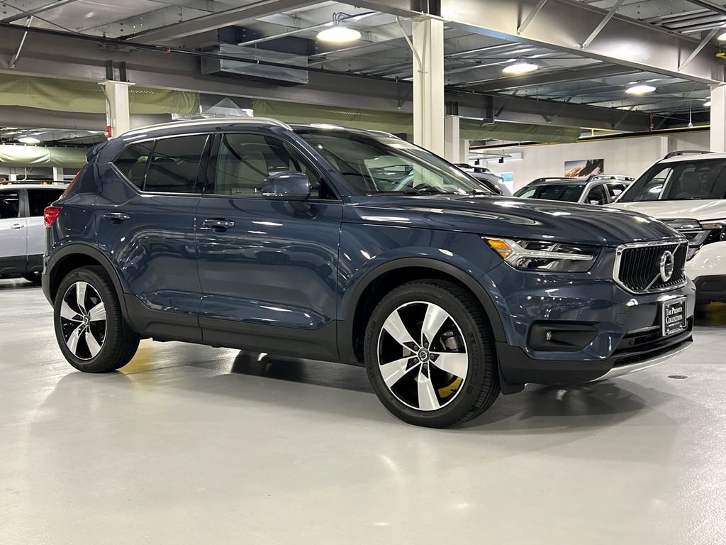Used 2022 Volvo XC40 T5 Momentum AWD/4WD video 1