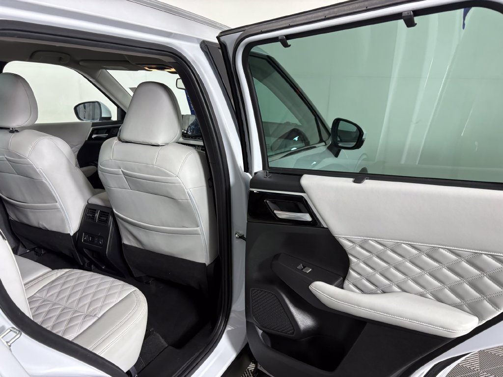 Used 2023 Mitsubishi Outlander SEL FWD image 35