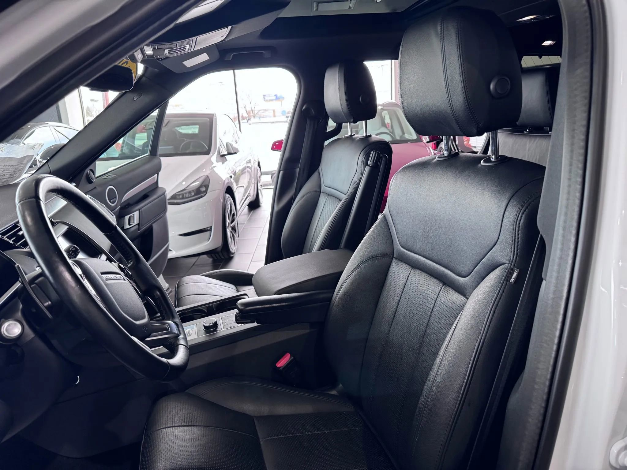 Used 2020 Land Rover Discovery Landmark AWD/4WD image 10