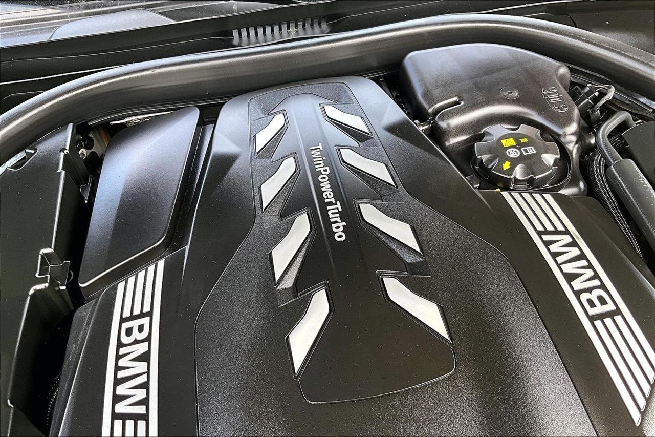 Used 2020 BMW 750i xDrive w/ M Sport Package image 31