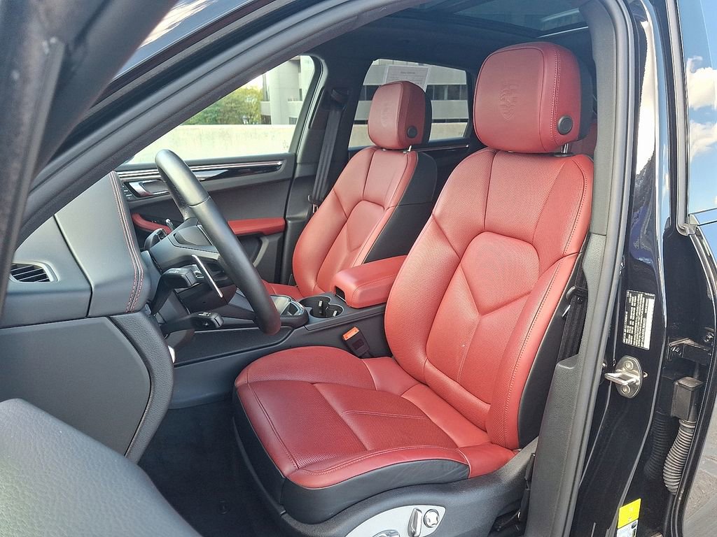 Certified 2025 Porsche Macan image 17