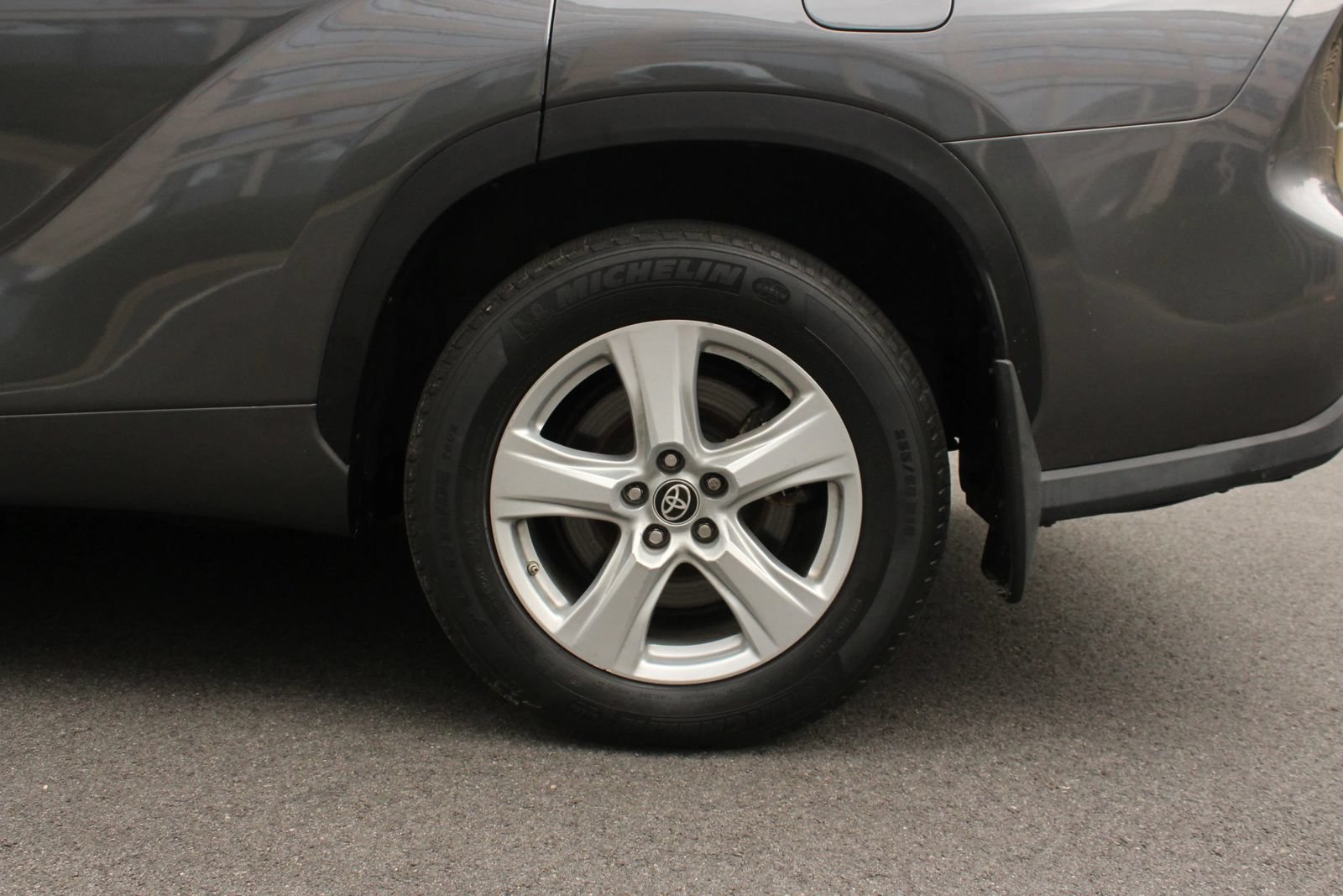 Used 2021 Toyota Highlander LE AWD/4WD image 10