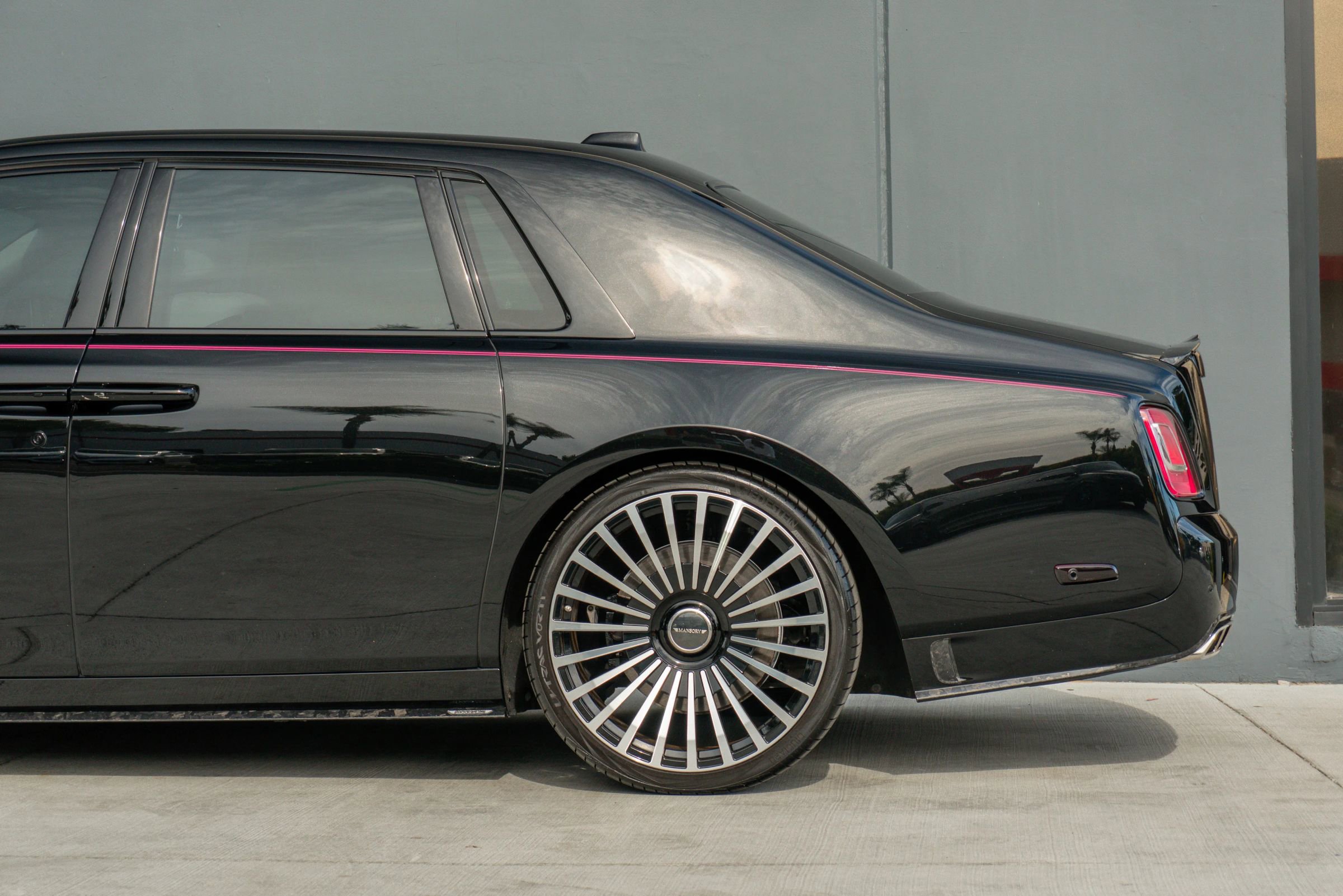 Used 2023 Rolls-Royce Phantom Sedan image 19