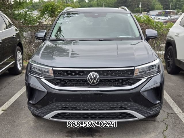 Used 2024 Volkswagen Taos SE w/ Panoramic Sunroof Package FWD image 12