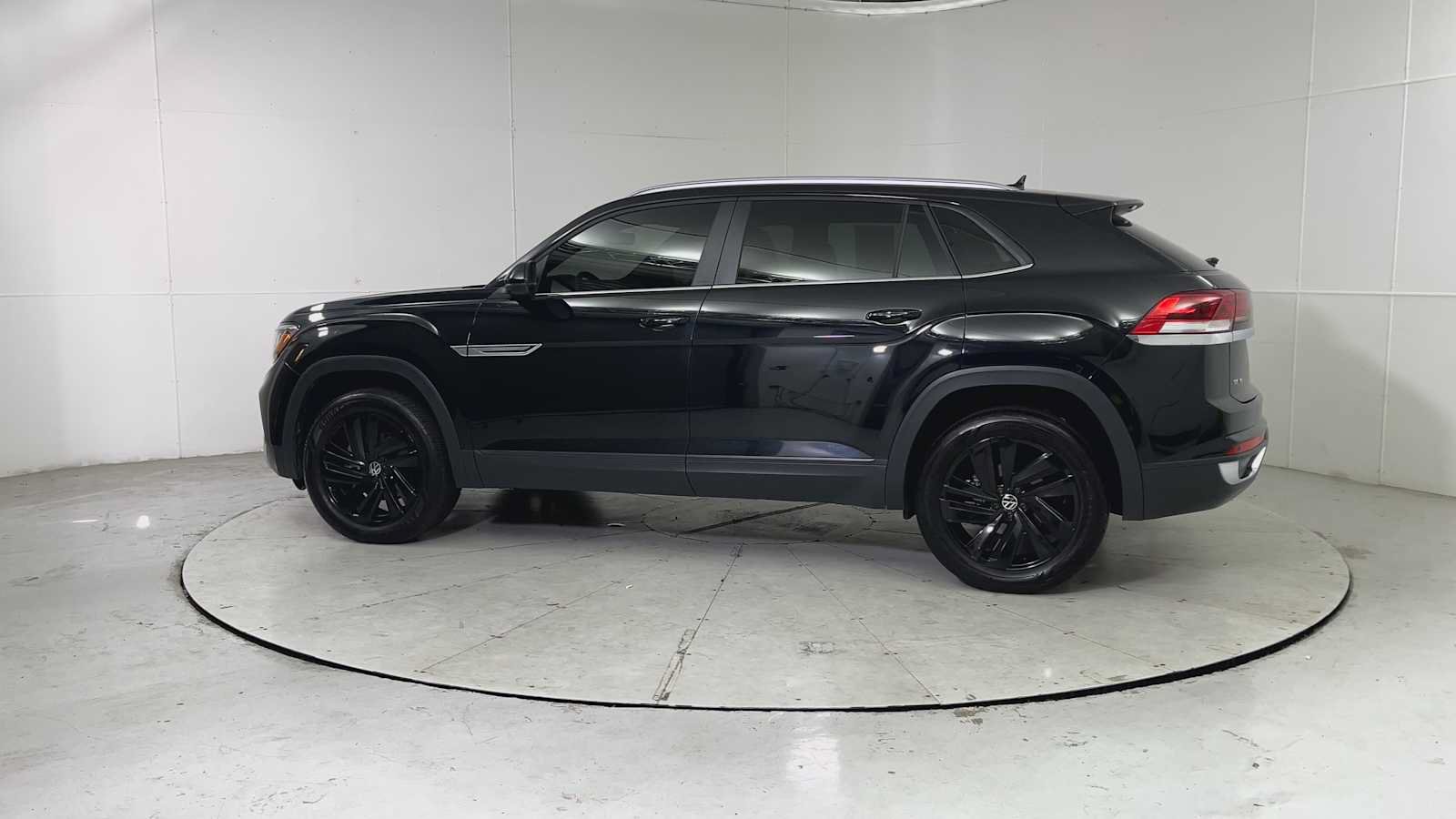 Used 2022 Volkswagen Atlas Cross Sport SE w/ Black Wheel Package AWD/4WD image 5