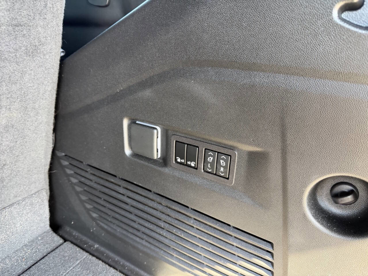 Used 2023 GMC Yukon SLT w/ SLT Luxury Package image 40