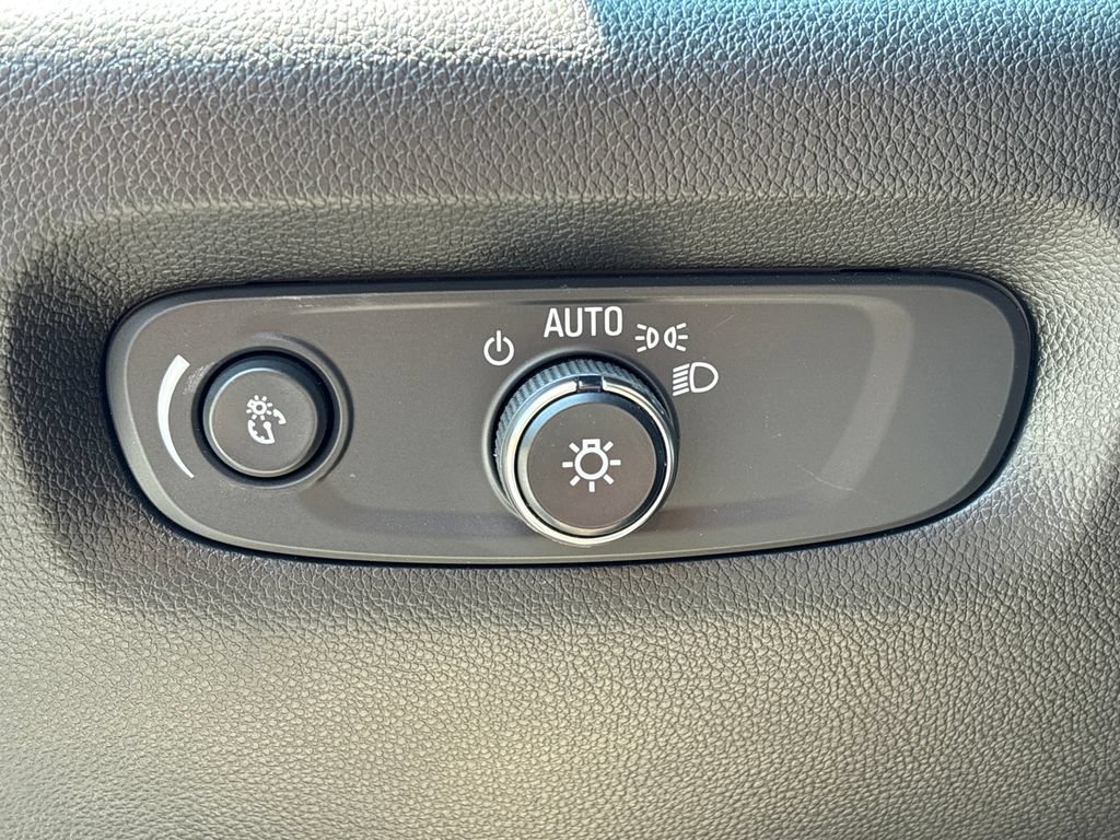 Used 2022 Chevrolet Traverse LT FWD image 9