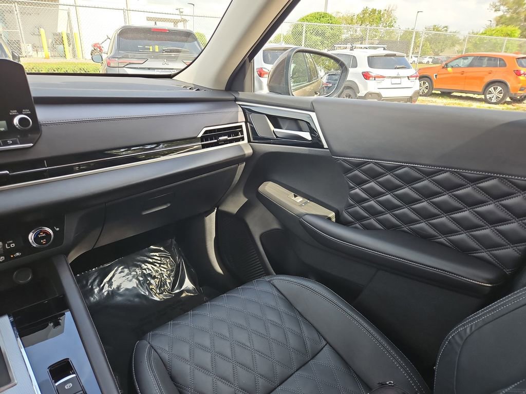 Used 2024 Mitsubishi Outlander SEL image 11