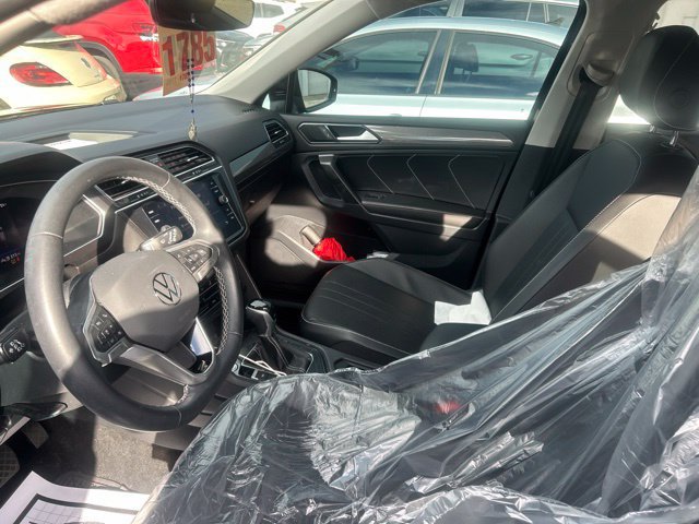 Used 2022 Volkswagen Tiguan SE FWD image 1