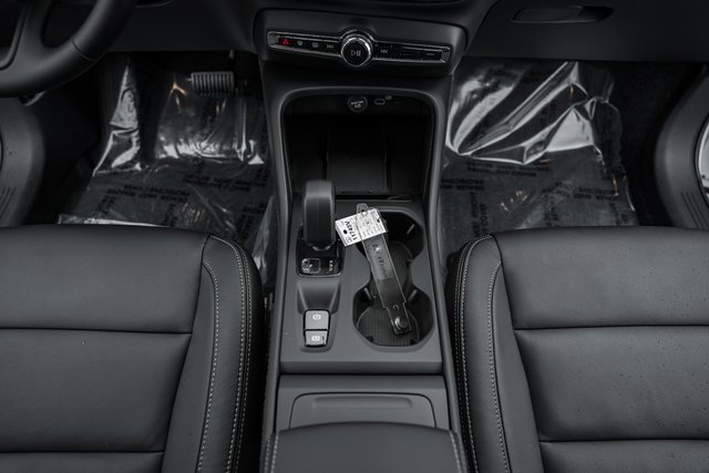 Certified 2025 Volvo XC40 B5 Core w/ Protection Package Premier image 32