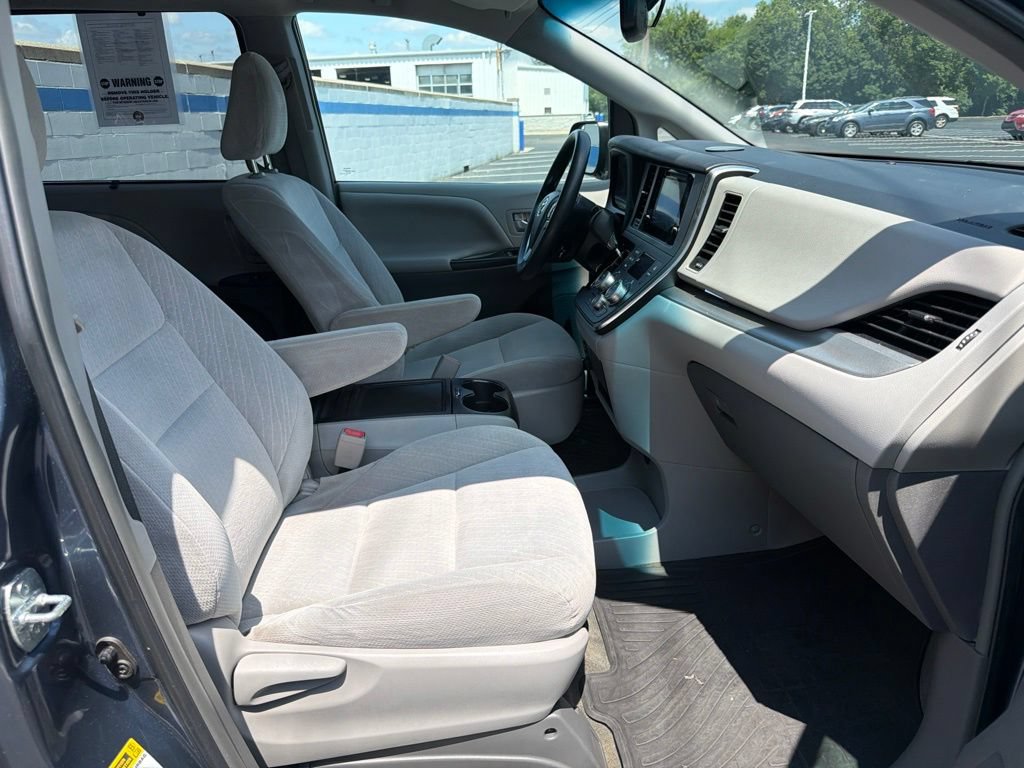 Used 2016 Toyota Sienna LE FWD image 24