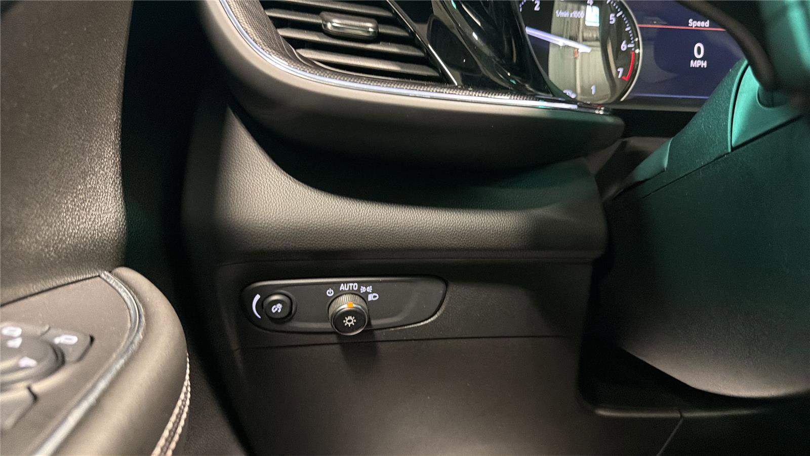 Used 2022 Buick Envision Essence w/ Safety Package FWD image 16