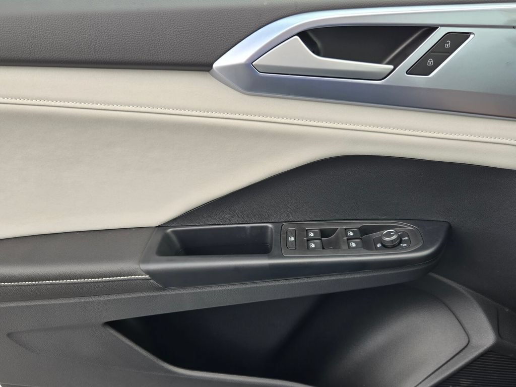 New 2026 Volkswagen Taos SE FWD image 14