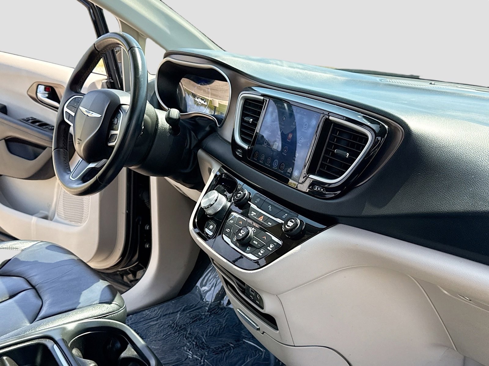 Used 2017 Chrysler Pacifica Touring-L w/ Tire & Wheel Group FWD image 5