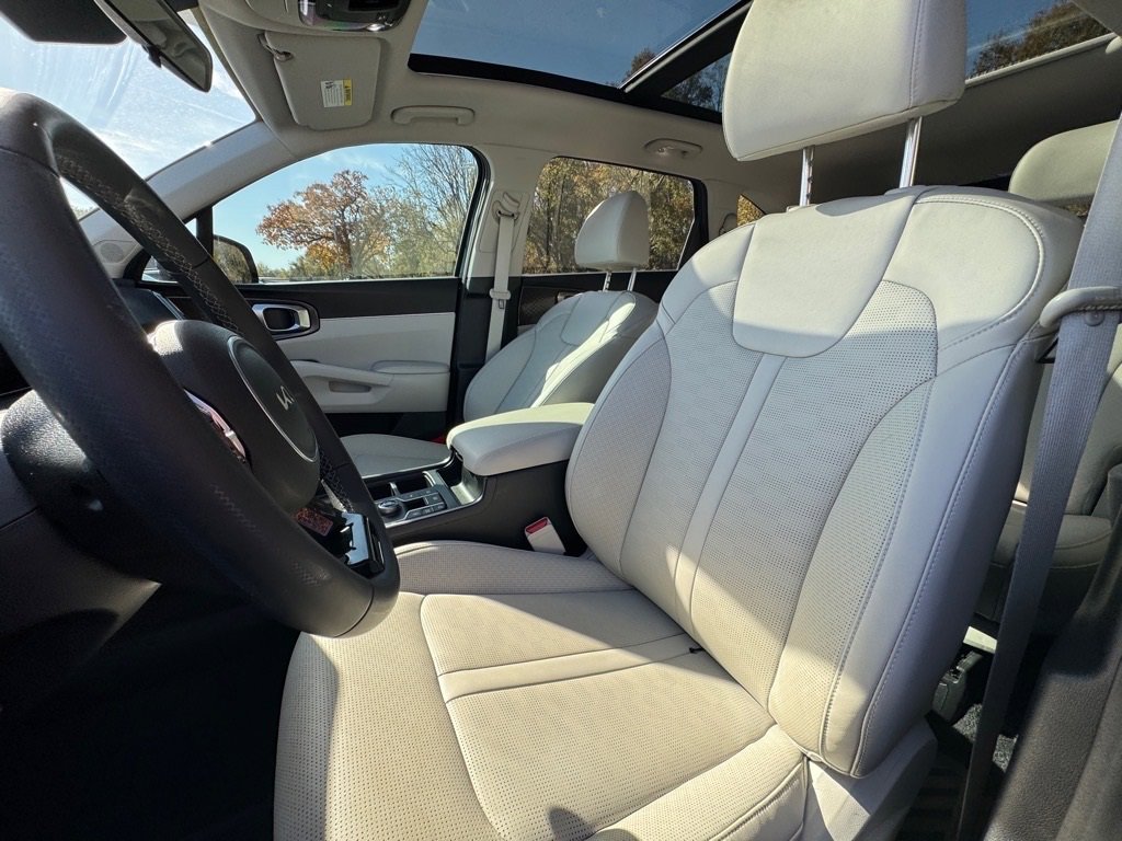 Used 2025 Kia Sorento S w/ Panoramic Sunroof Package image 16