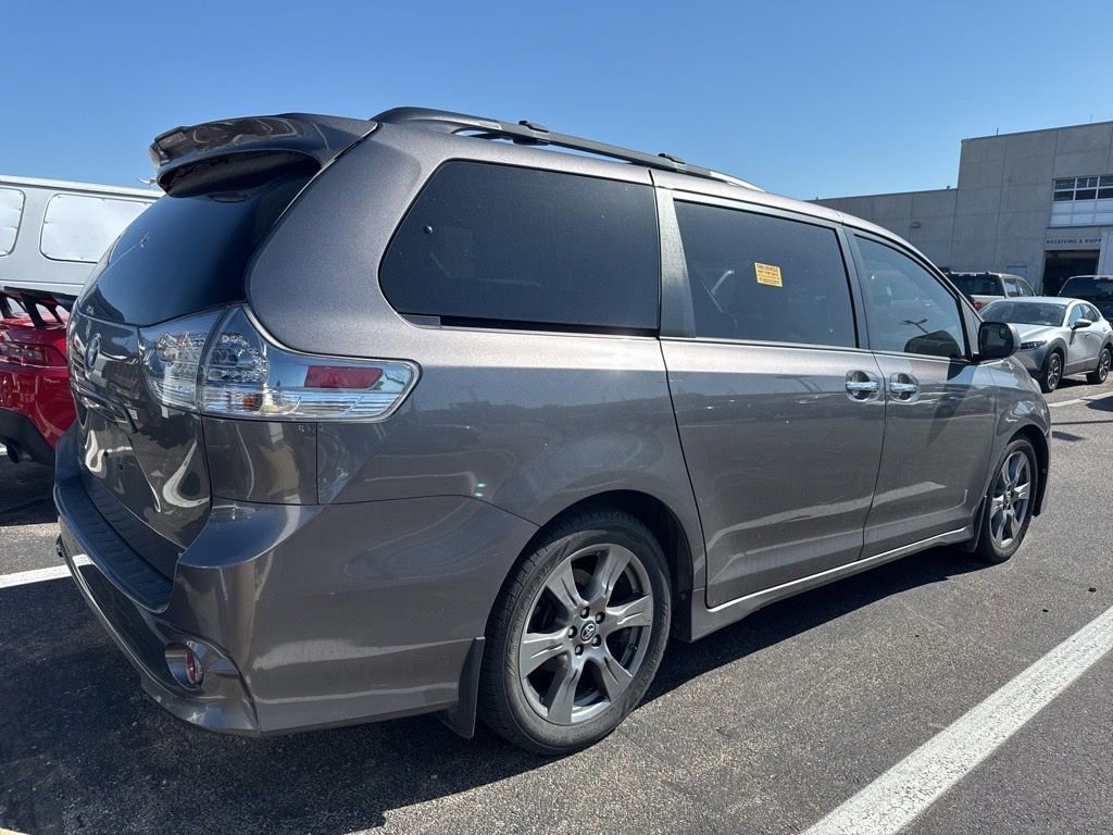 Used 2018 Toyota Sienna SE FWD image 2