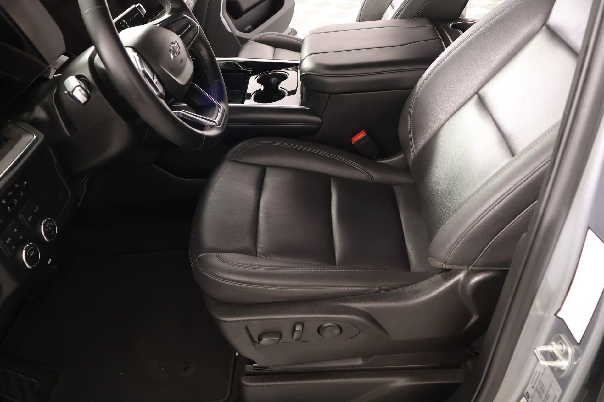 Used 2025 Chevrolet Suburban Z71 AWD/4WD image 11