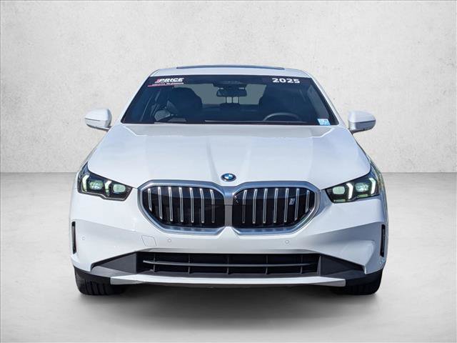Used 2025 BMW i5 eDrive40i w/ Premium Package RWD image 2