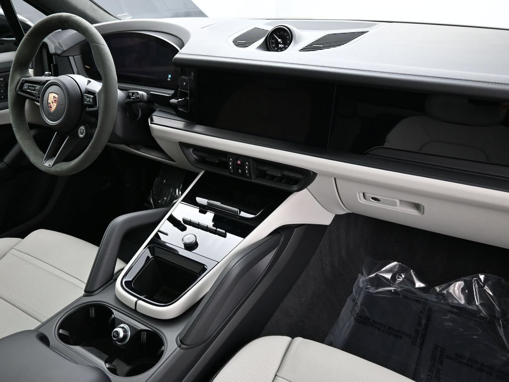 Certified 2026 Porsche Cayenne GTS AWD/4WD image 29