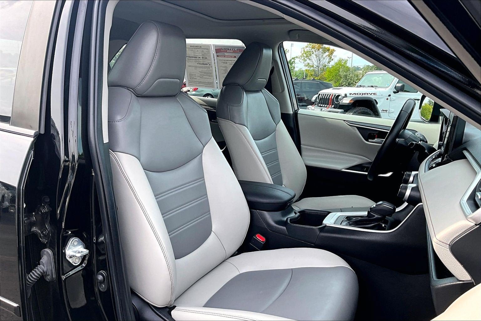 Used 2022 Toyota RAV4 XLE Premium FWD image 7
