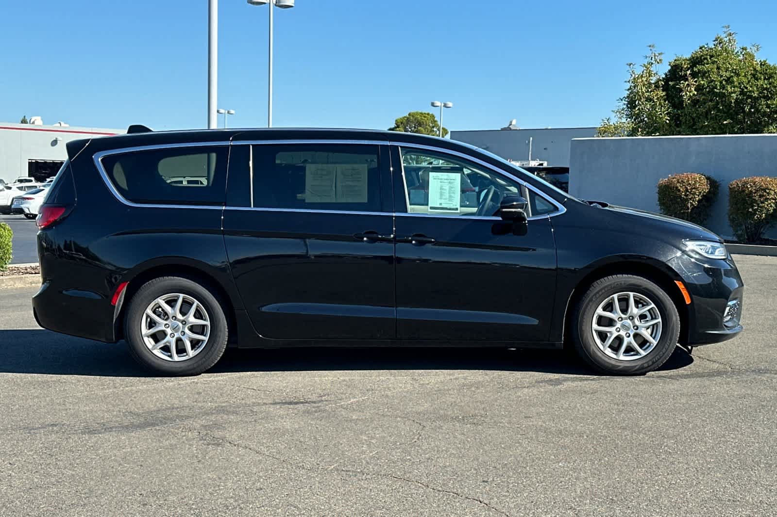 Used 2024 Chrysler Pacifica Touring-L FWD image 6