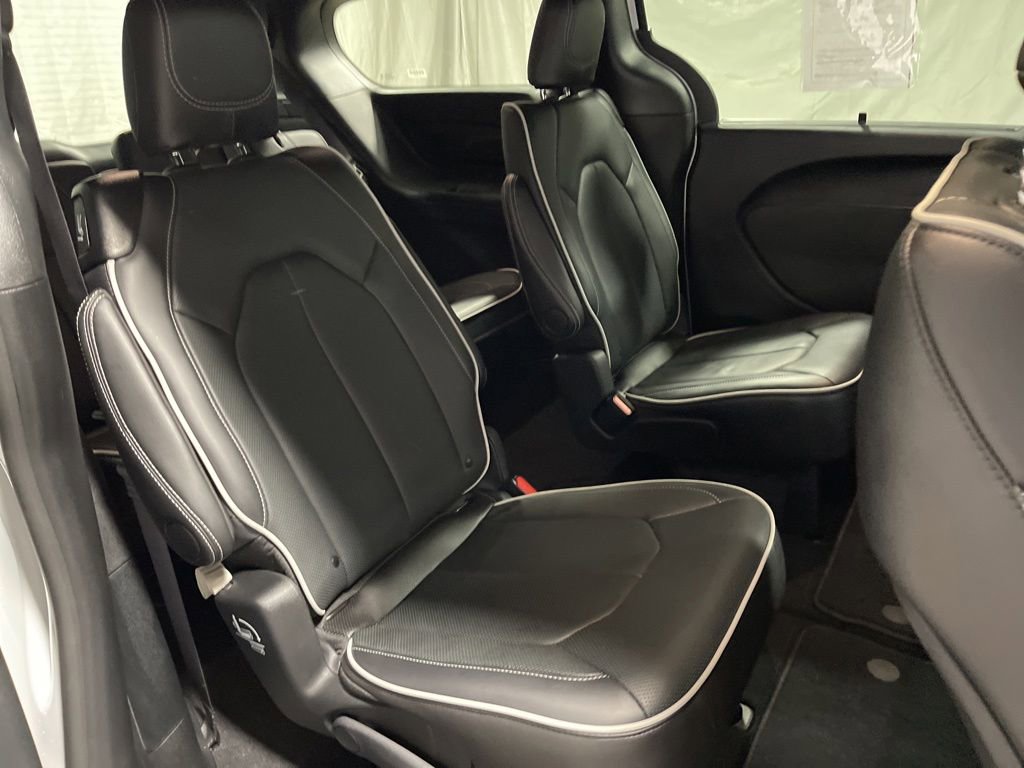 Used 2026 Chrysler Pacifica Limited FWD image 12