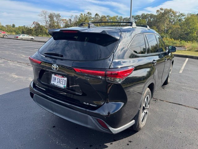 Used 2021 Toyota Highlander XLE AWD/4WD image 3
