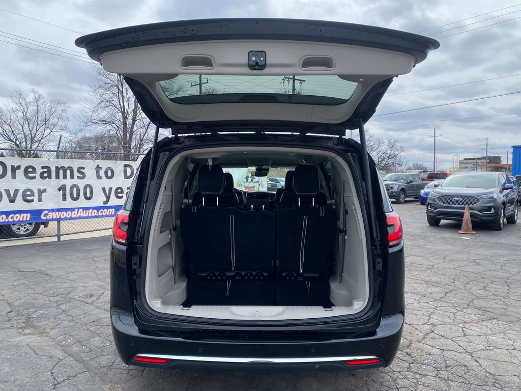 Used 2024 Chrysler Pacifica Touring-L image 4