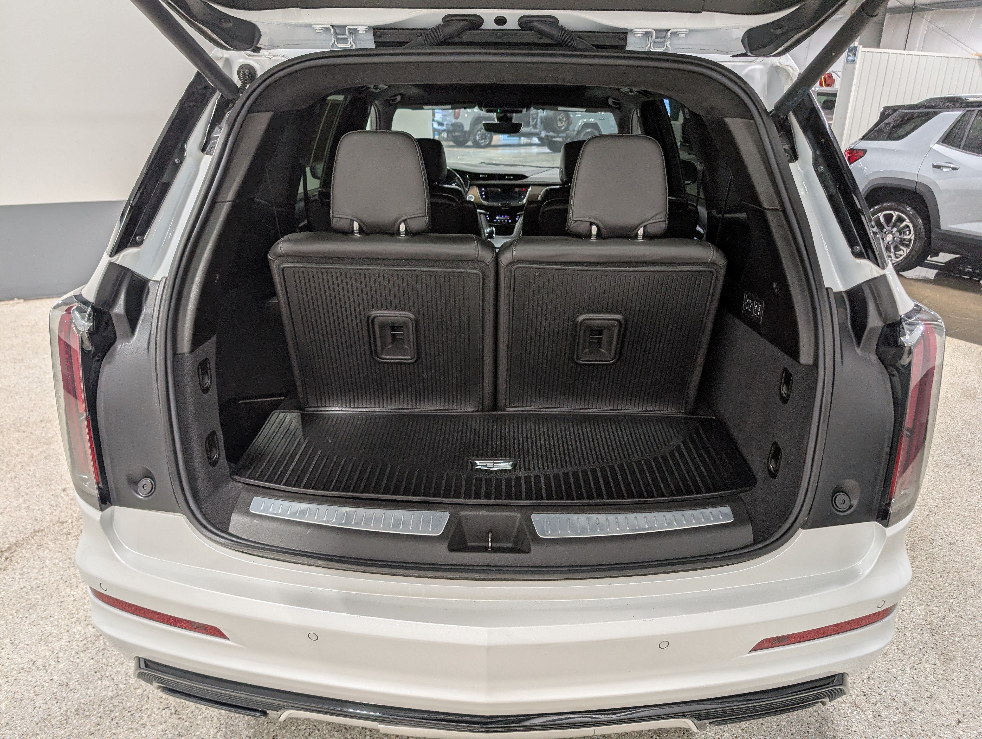 Used 2024 Cadillac XT6 Sport w/ LPO, ONYX Package AWD/4WD image 19