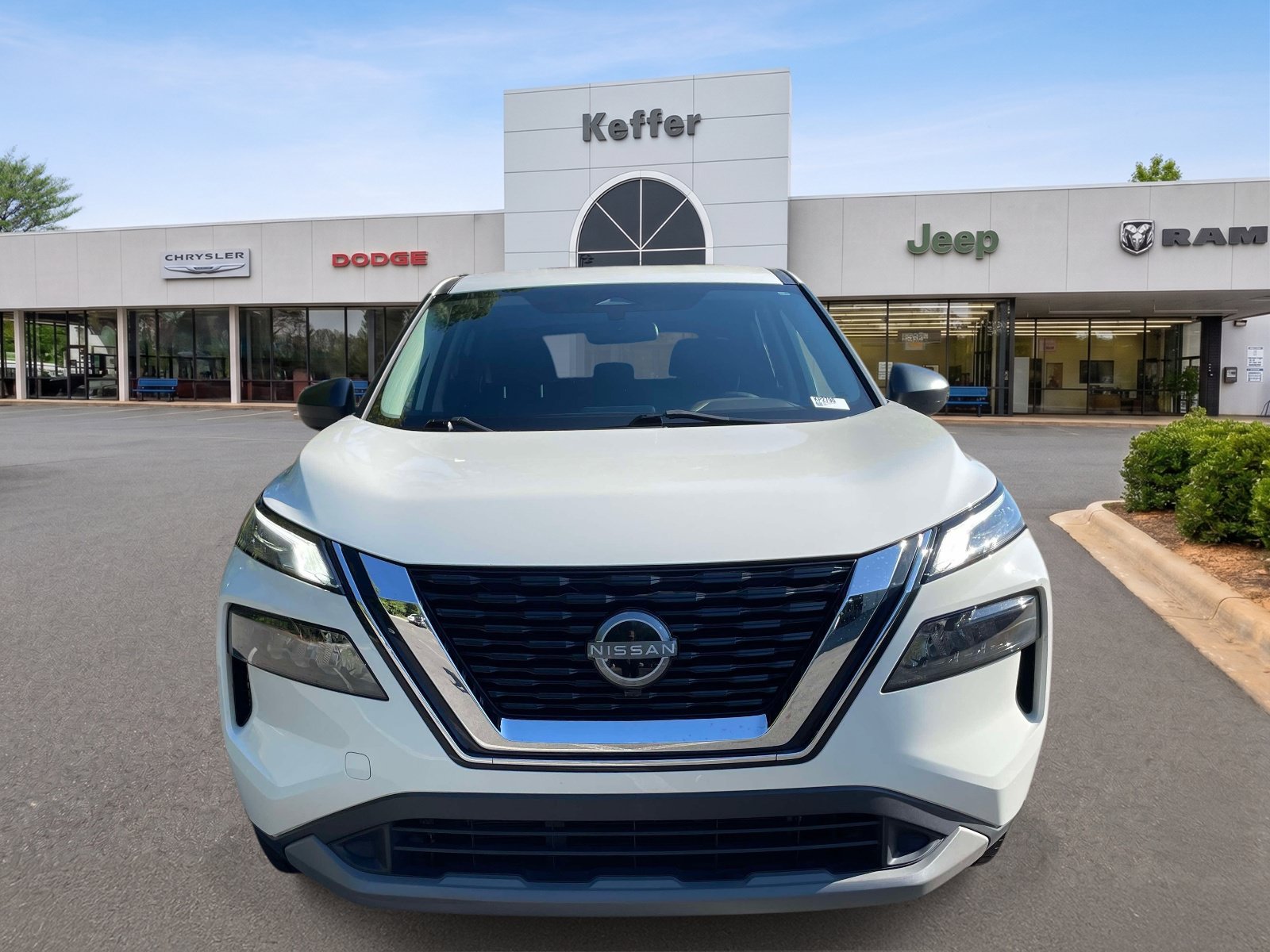 Used 2023 Nissan Rogue S AWD/4WD image 2