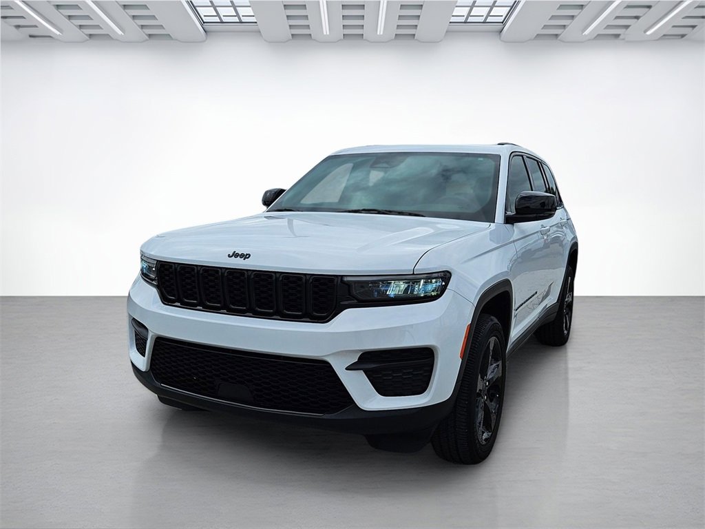 Used 2024 Jeep Grand Cherokee Altitude image 9