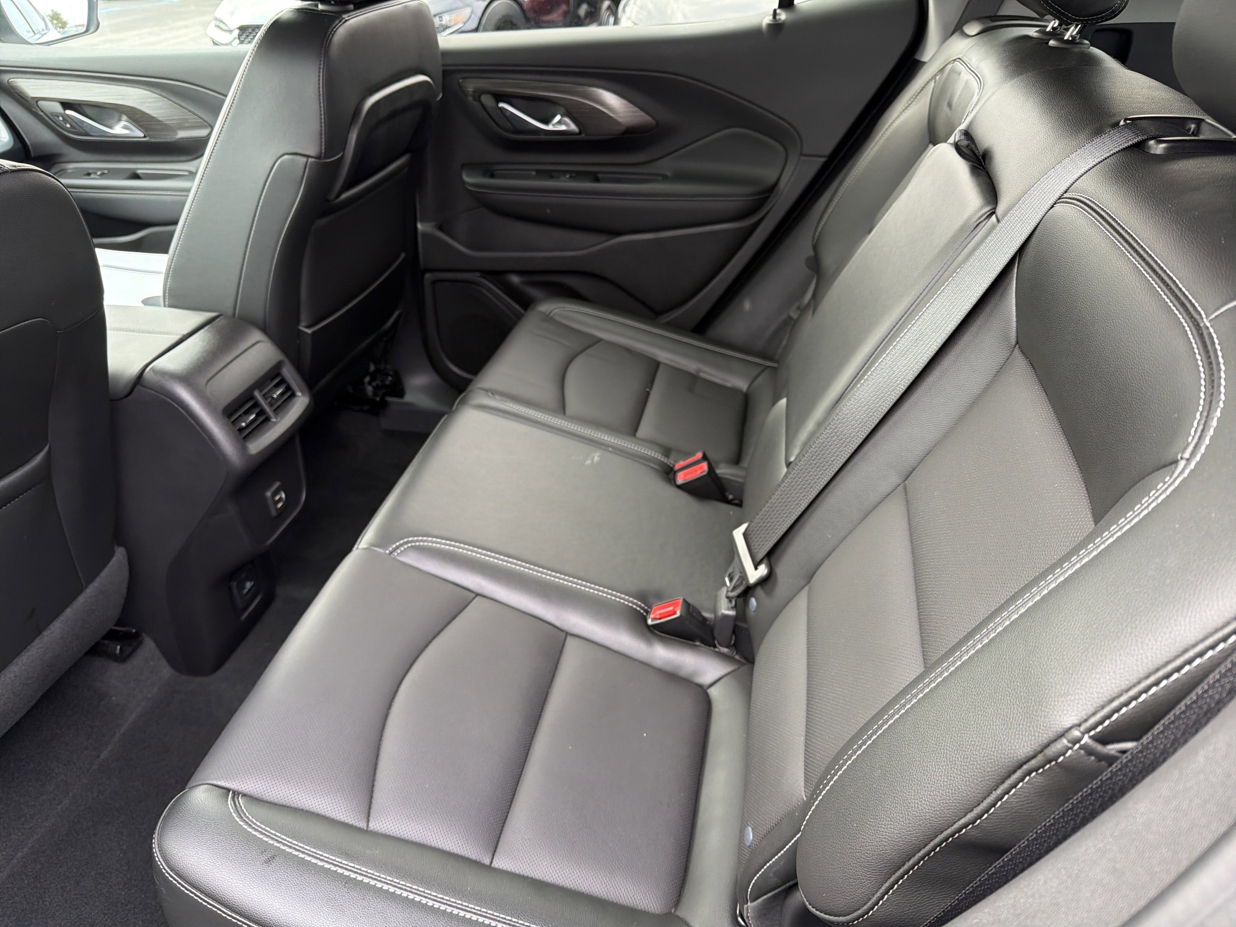 Used 2024 GMC Terrain SLT image 23