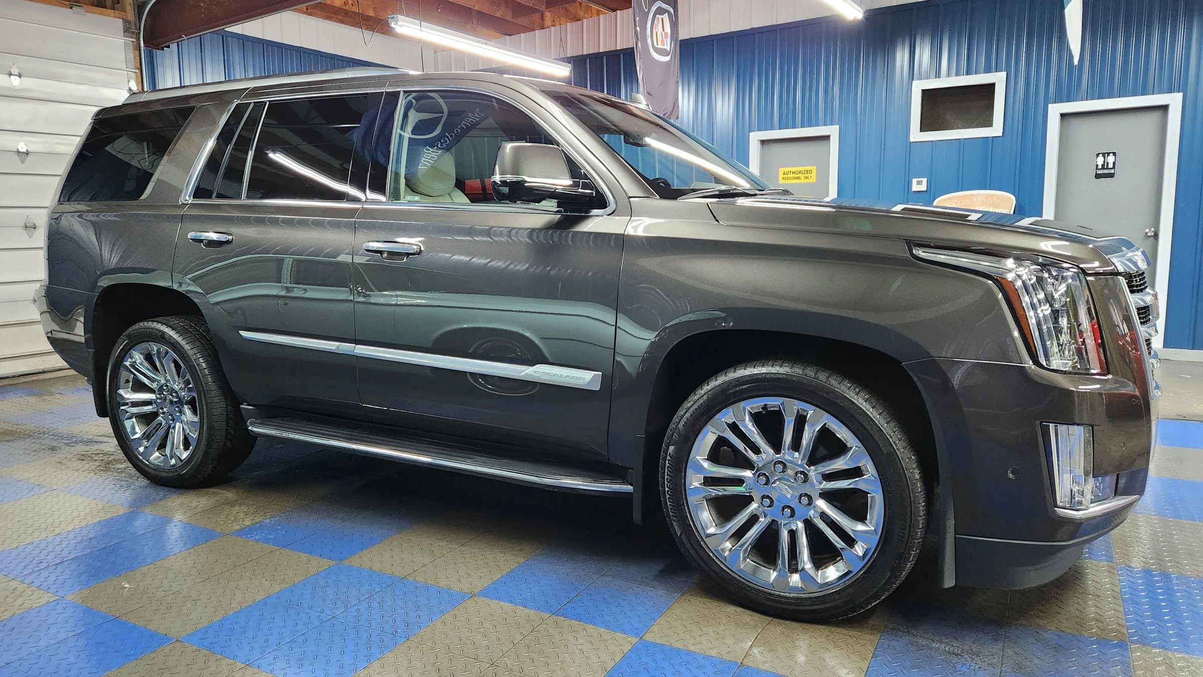 Used 2020 Cadillac Escalade Luxury w/ LPO, Radiant Package image 3