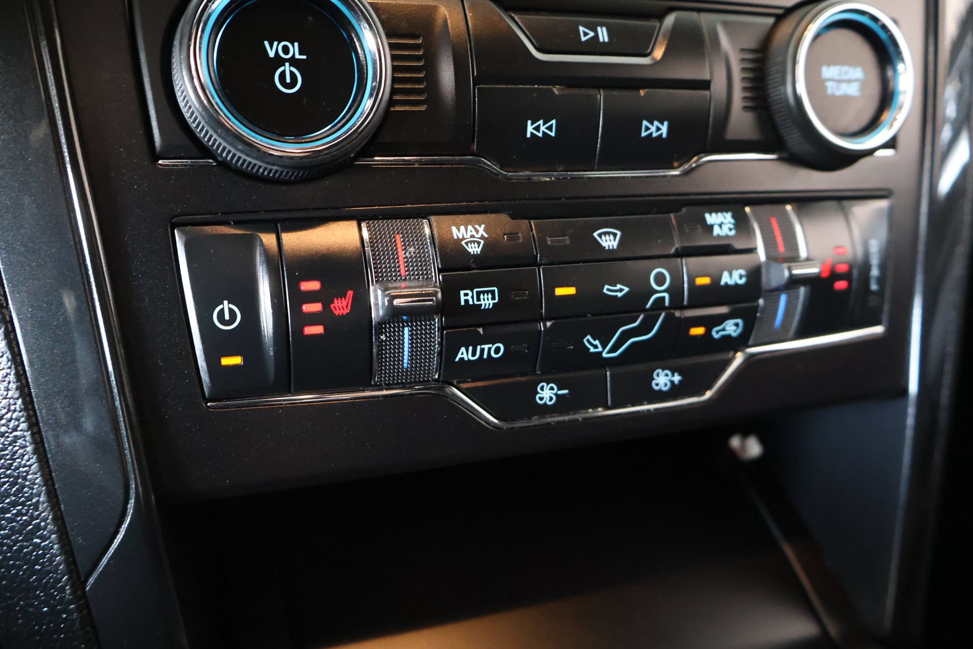 Used 2019 Ford Explorer XLT w/ Equipment Group 202A FWD image 8