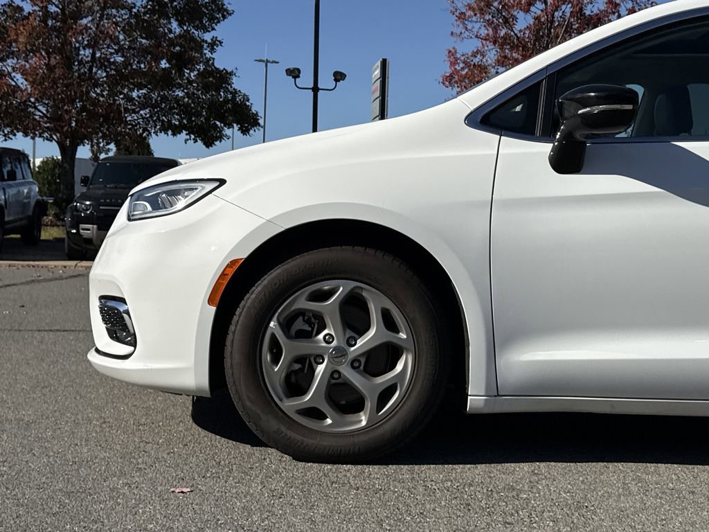 Used 2024 Chrysler Pacifica Limited image 9