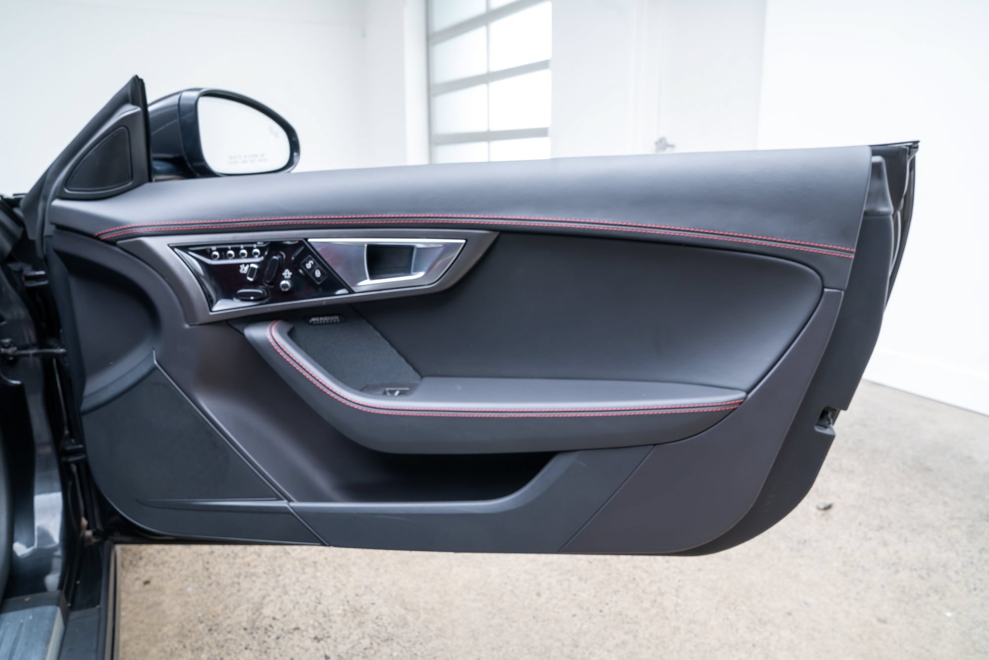 Used 2015 Jaguar F-TYPE R RWD image 18