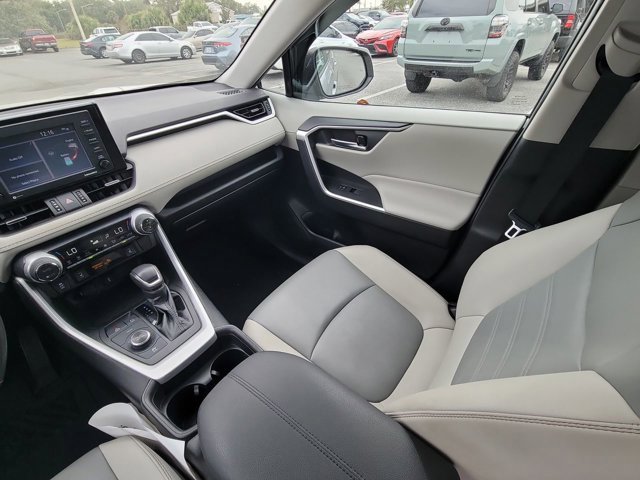 Used 2021 Toyota RAV4 XLE Premium image 3