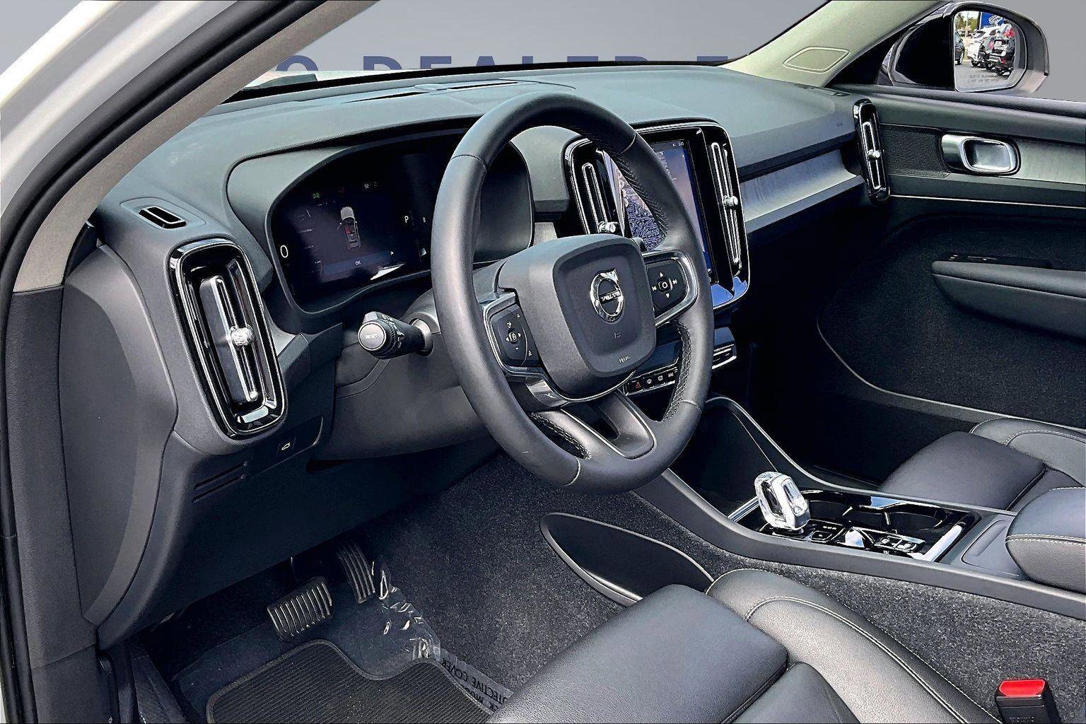 Used 2024 Volvo XC40 B5 Plus image 17