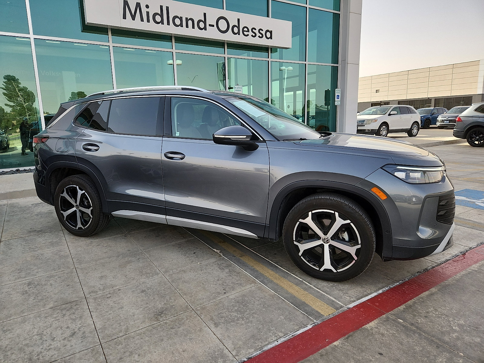 Certified 2025 Volkswagen Tiguan SE image 8