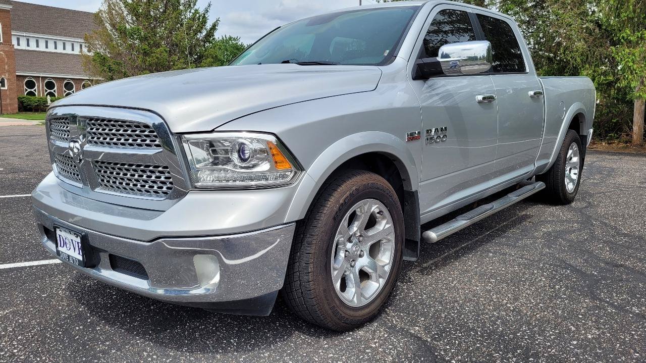 Used 2017 RAM 1500 Laramie AWD/4WD image 3