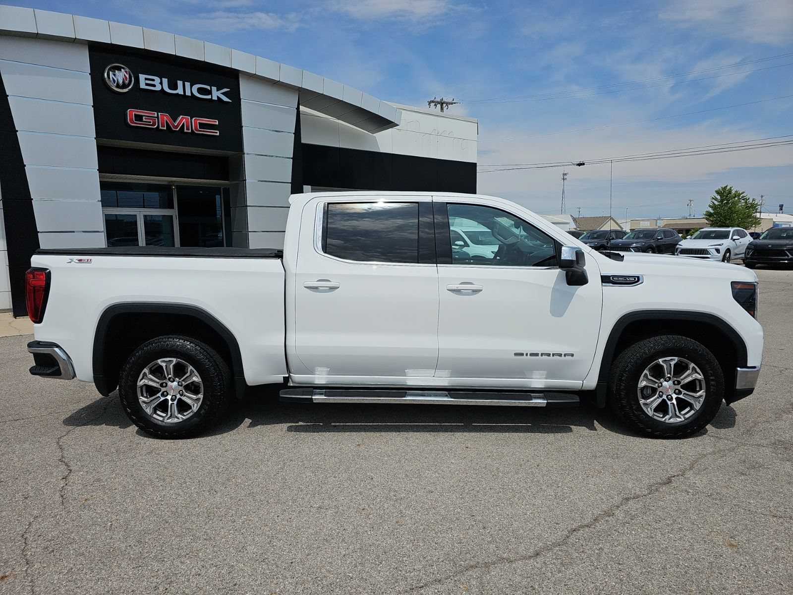 Used 2023 GMC Sierra 1500 SLE w/ Preferred Package AWD/4WD image 8