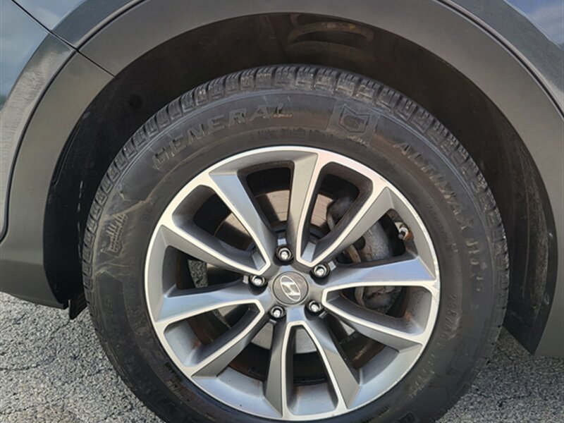 Used 2017 Hyundai Santa Fe SE FWD image 31