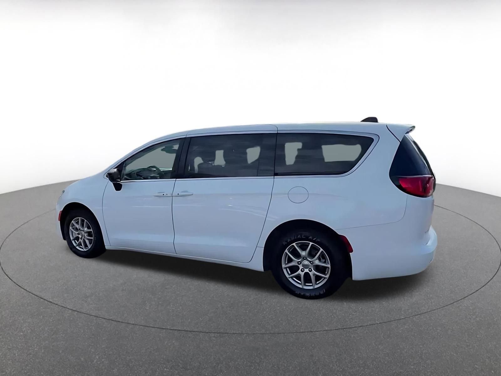 Used 2024 Chrysler Voyager LX image 10